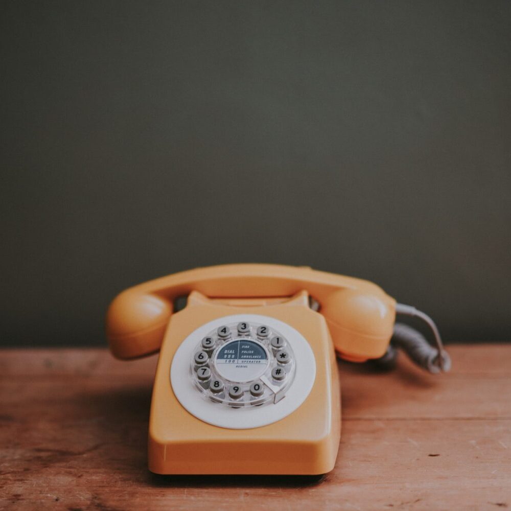 Ein altes Telefon auf einem Holztisch