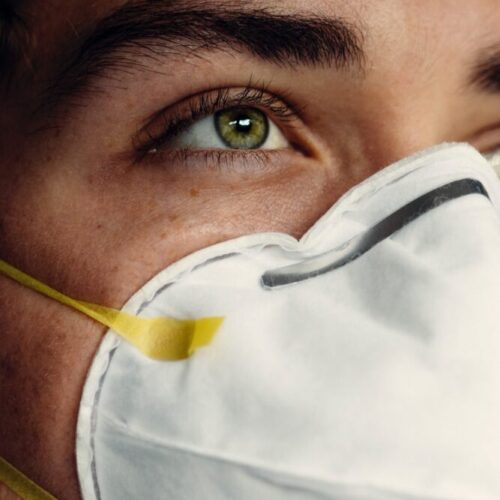 Physiotherapie_Gerbrunn_Hygienekonzept Portrait einer Frau die eine FFP2 Maske trägt