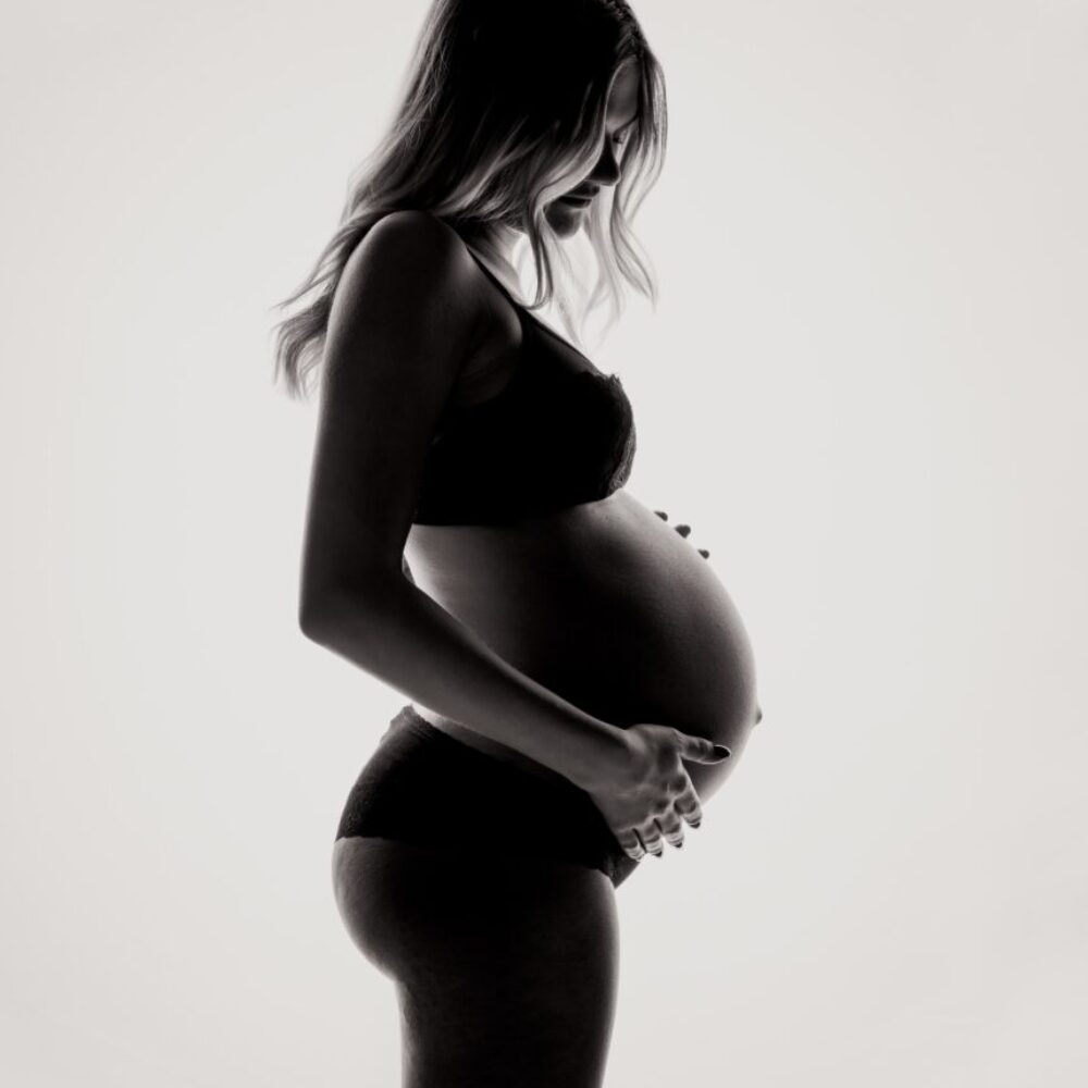schwarz weiß Bild einer hochschwangeren Person