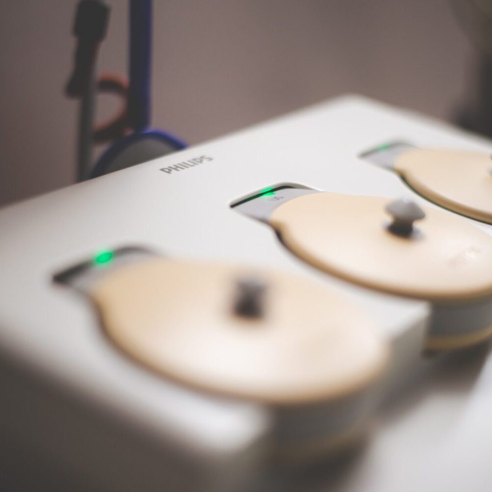 Physiotherapie_Gerbrunn_Therapie_Elektro Elektrotherapiegerät mit hellen Lichtern